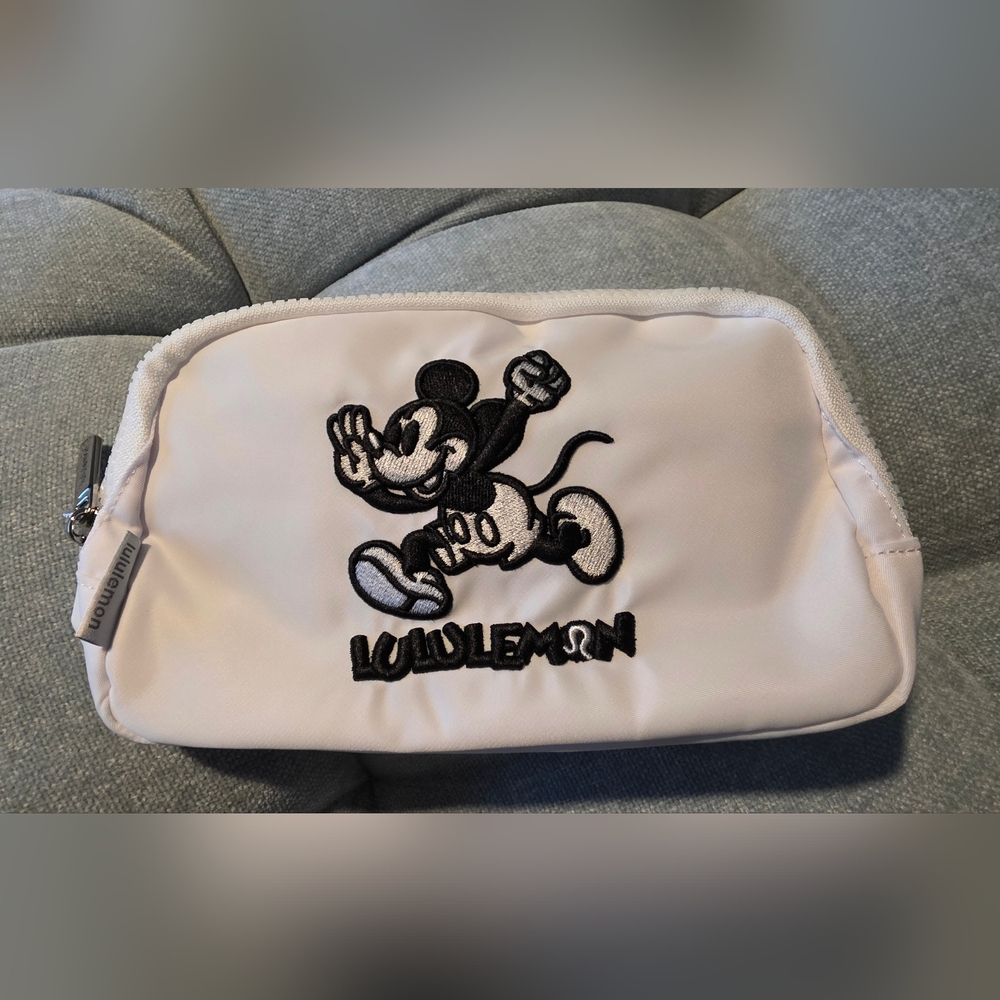 Lululemon Athletica White Belt Bag with Buckle